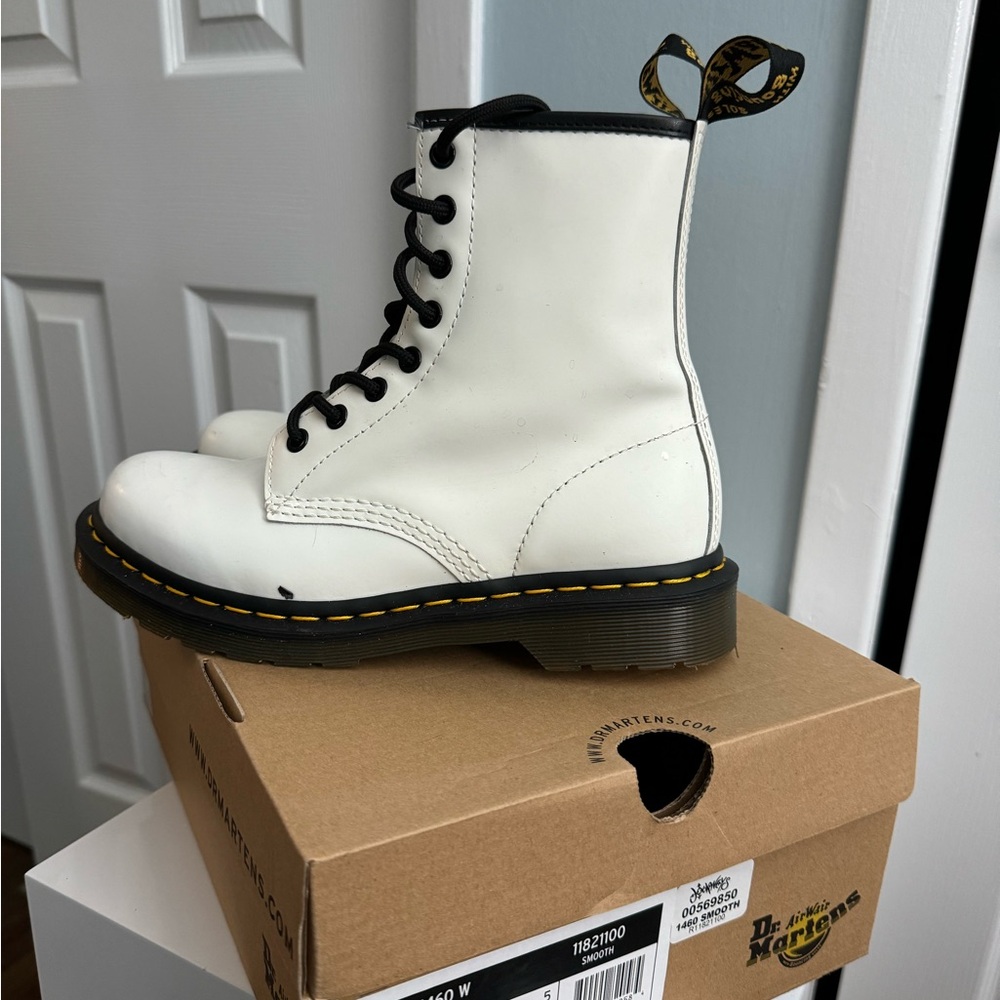 Dr. Martens Size 7 Women’s Boots White